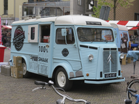 908368 Afbeelding van een oude Citroën HY-bestelbus, omgebouwd tot verkooppunt 'De Fritterie', op een streekmarkt ...